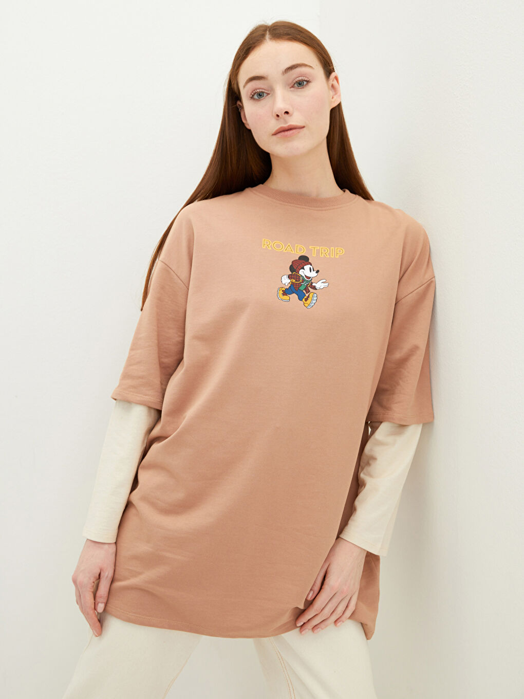 Bej Bisiklet Yaka Mickey Mouse Baskılı Kadın Sweatshirt Tunik-1