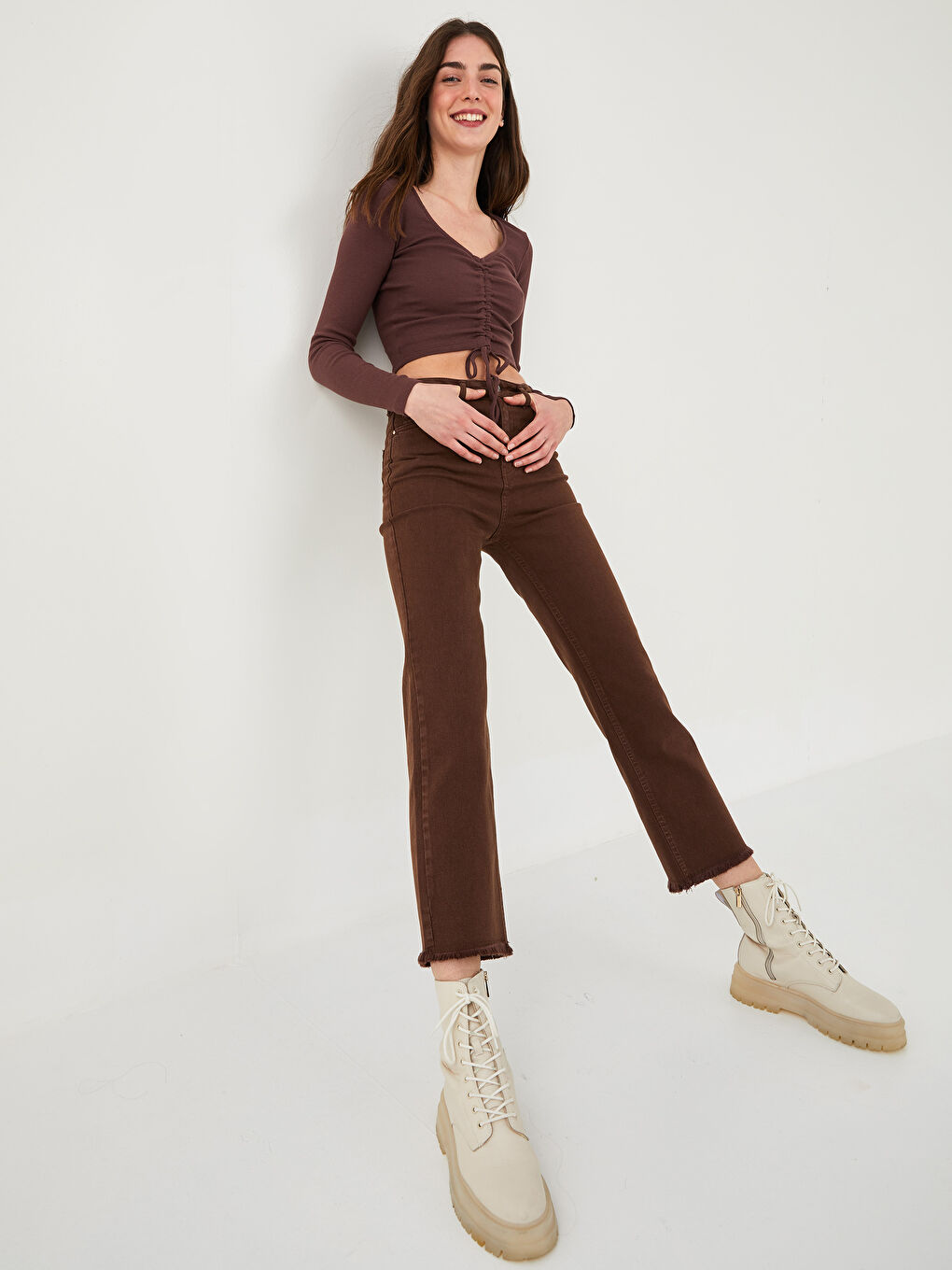 Blugi Dama cu Talie Înaltă, Croială Confortabilă și Buzunare