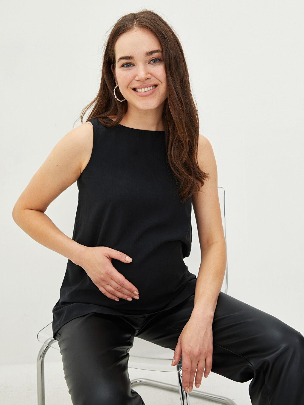 تي شيرت حوامل سادة بدون أكمام بياقة على شكل حرف U