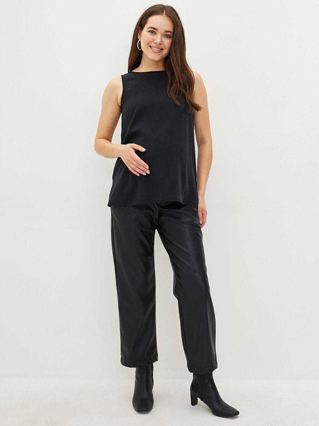 تي شيرت حوامل سادة بدون أكمام بياقة على شكل حرف U-1