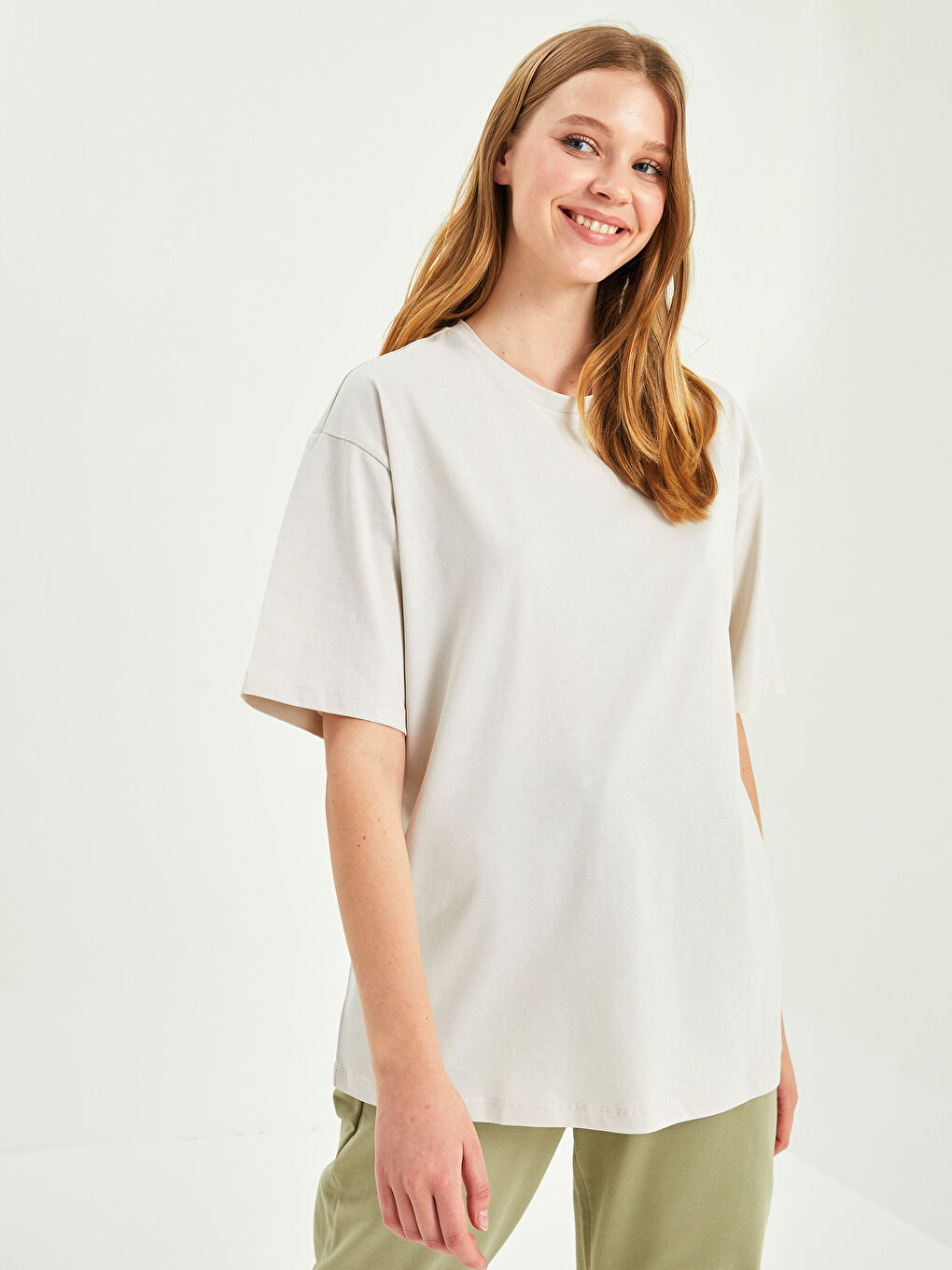 Gri Bisiklet Yaka Düz Kısa Kollu Pamuklu Kadın Tişört-2