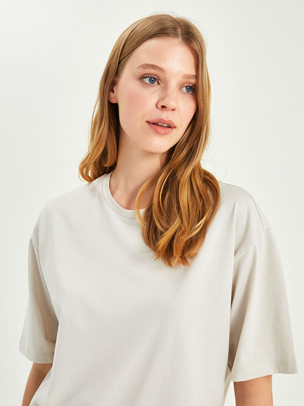 Gri Bisiklet Yaka Düz Kısa Kollu Pamuklu Kadın Tişört-4