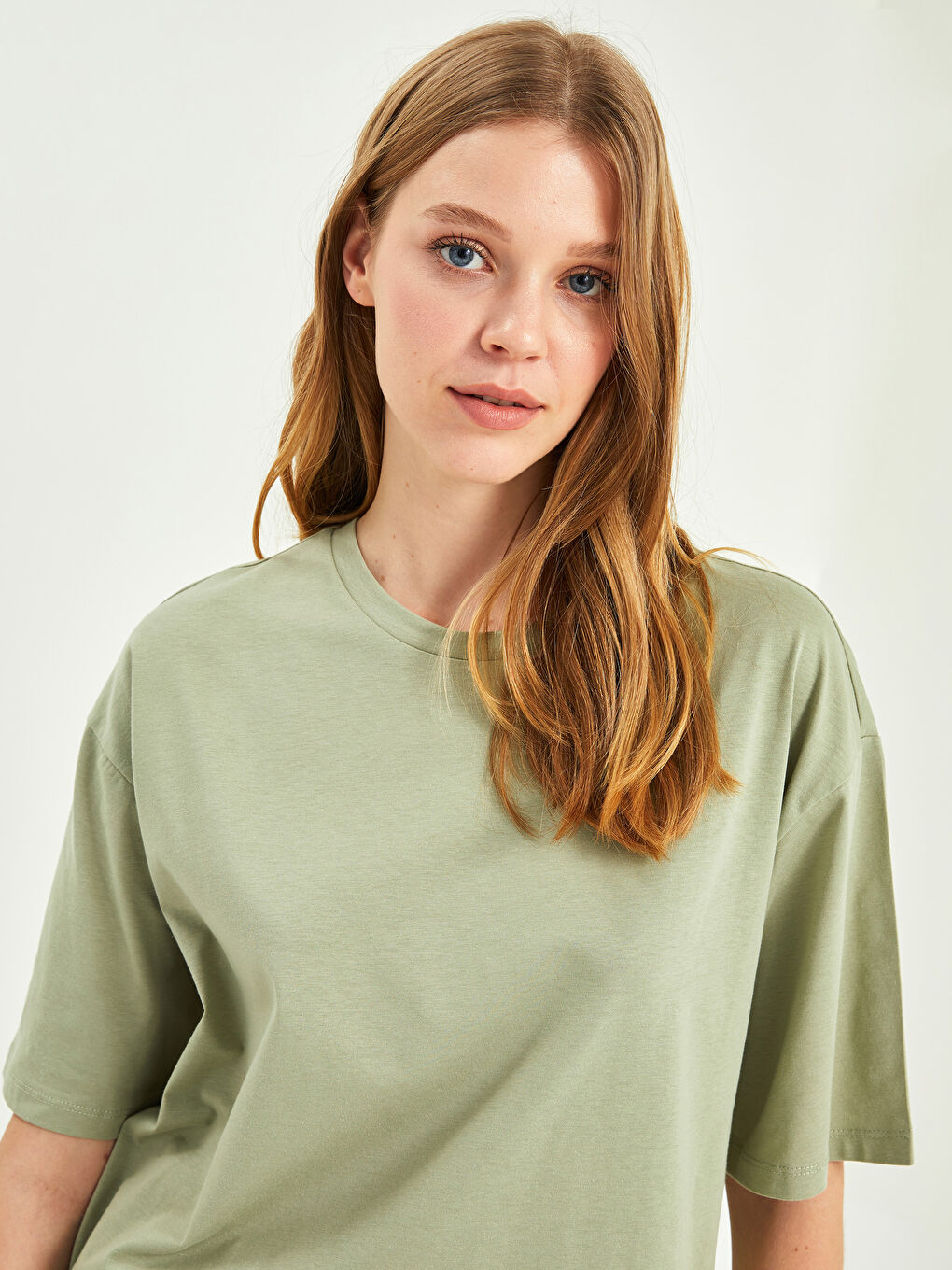 Yeşil Bisiklet Yaka Düz Kısa Kollu Pamuklu Kadın Tişört-4