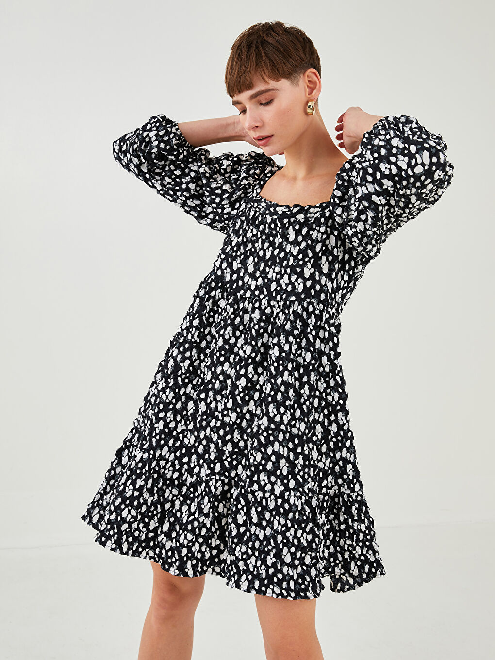 Siyah Kare Yaka Desenli Uzun Kollu A Kesim Krep Kumaş Kadın Elbise