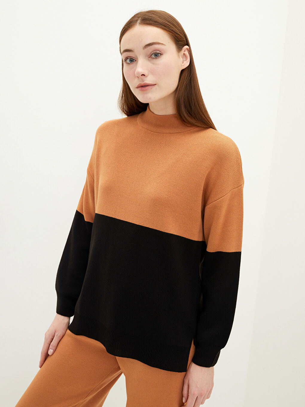 Kahverengi Dik Yaka Renk Bloklu Uzun Kollu Kadın Triko Tunik