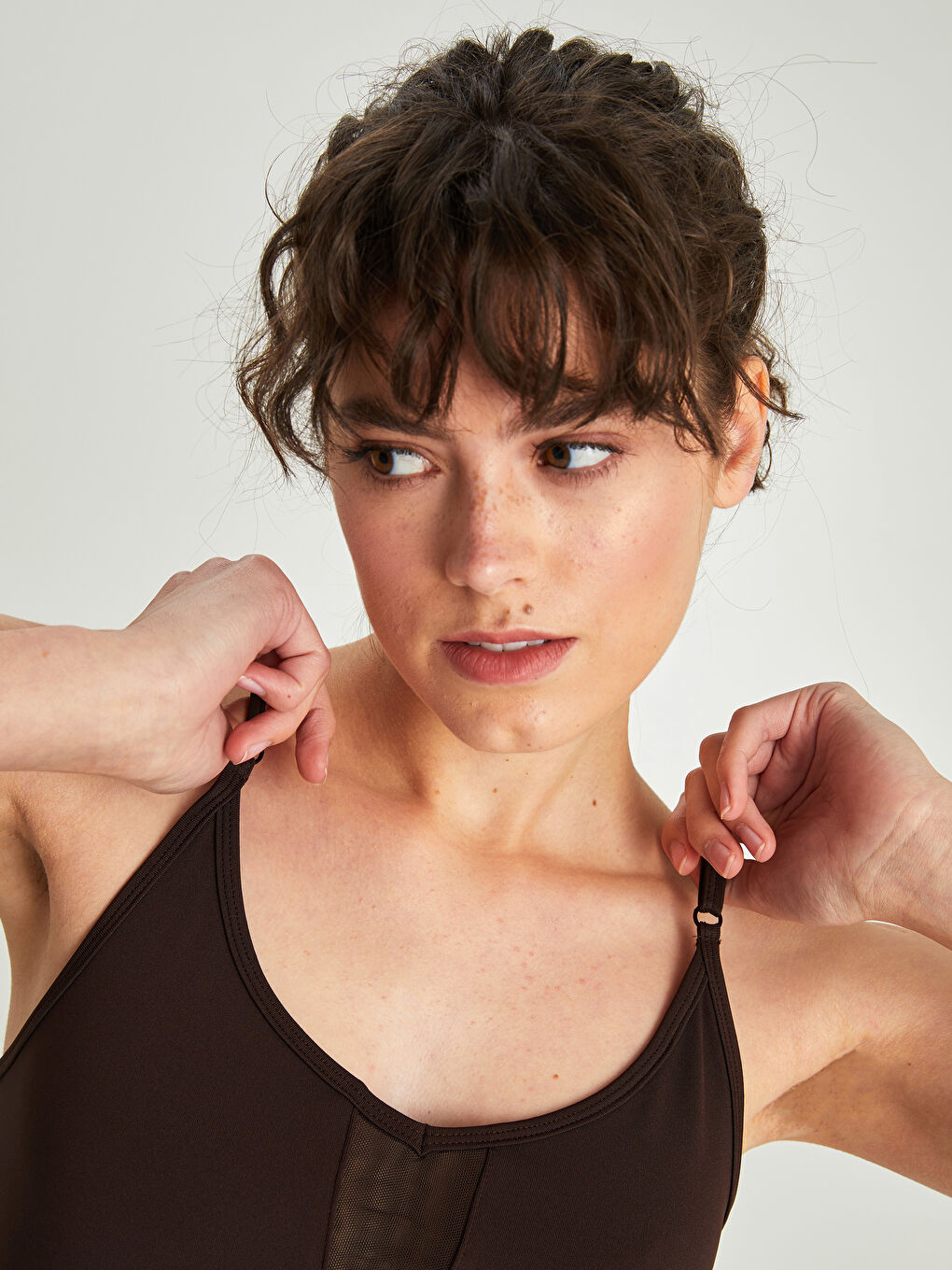 Maiou sportiv cu bretele drepte și decolteu în V pentru femei-3