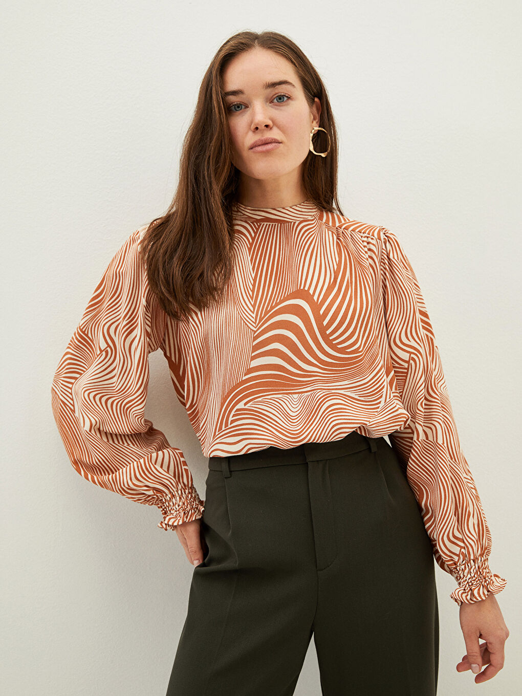 Bej Bisiklet Yaka Desenli Uzun Kollu Krep Kadın Bluz