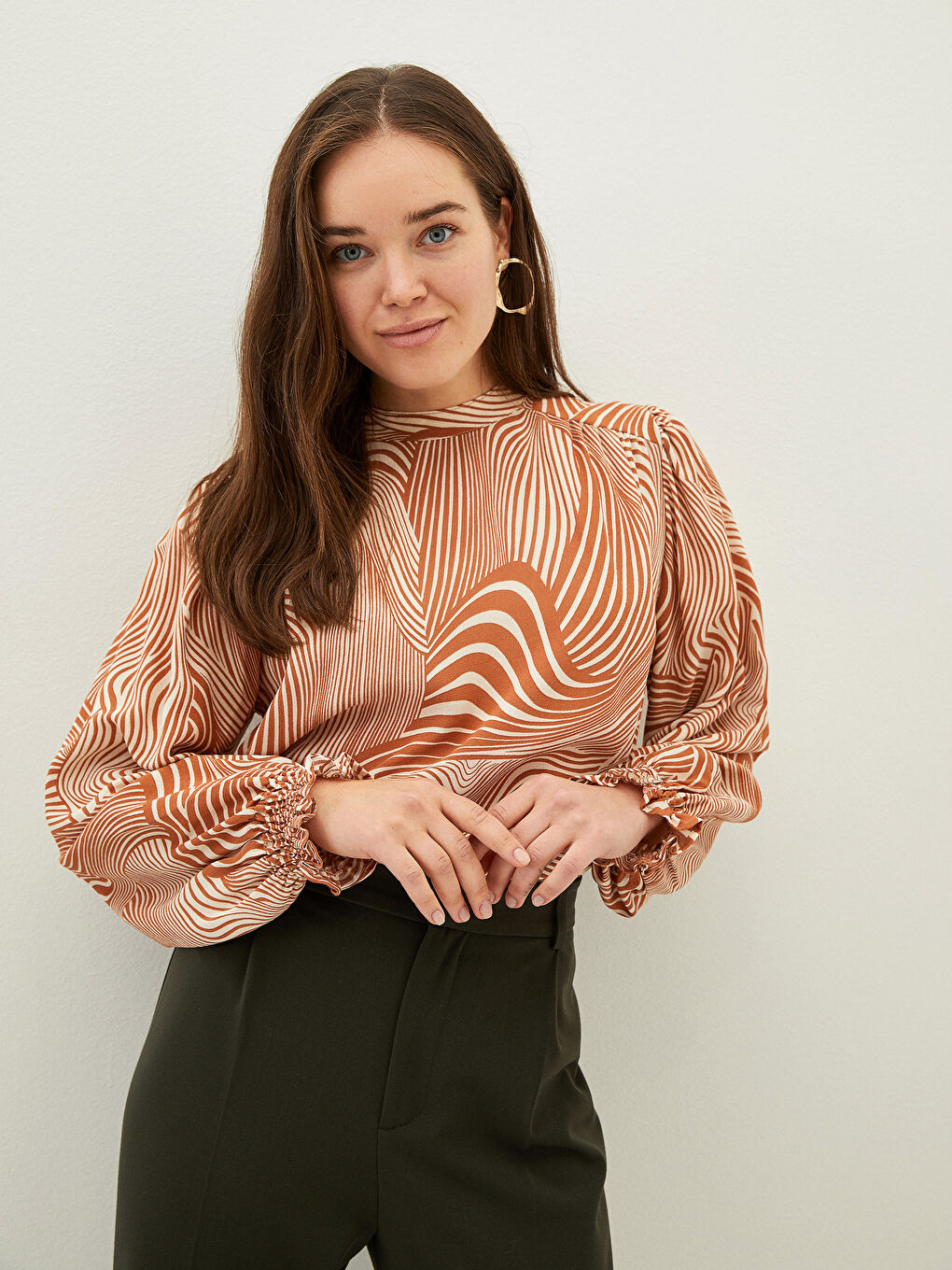 Bej Bisiklet Yaka Desenli Uzun Kollu Krep Kadın Bluz-1