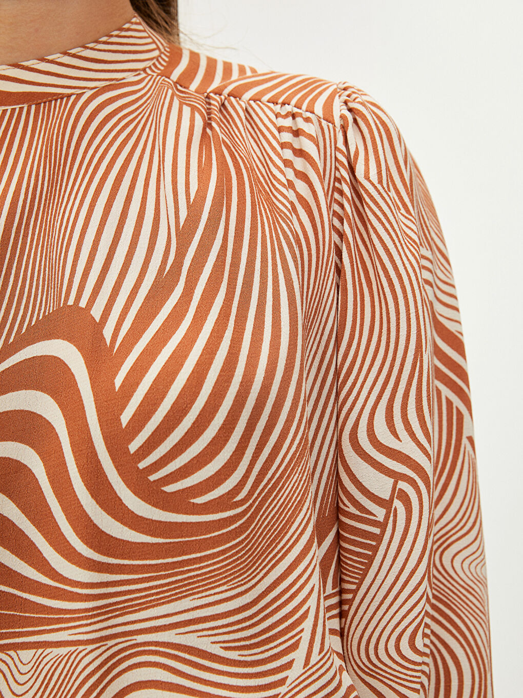 Bej Bisiklet Yaka Desenli Uzun Kollu Krep Kadın Bluz-2