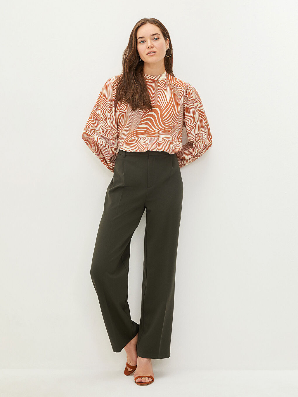 Bej Bisiklet Yaka Desenli Uzun Kollu Krep Kadın Bluz-3