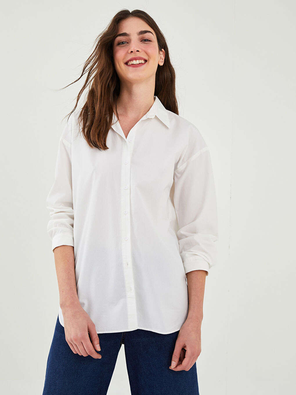 Beyaz Önden Düğme Kapamalı Düz Uzun Kollu Poplin Kadın Gömlek-1