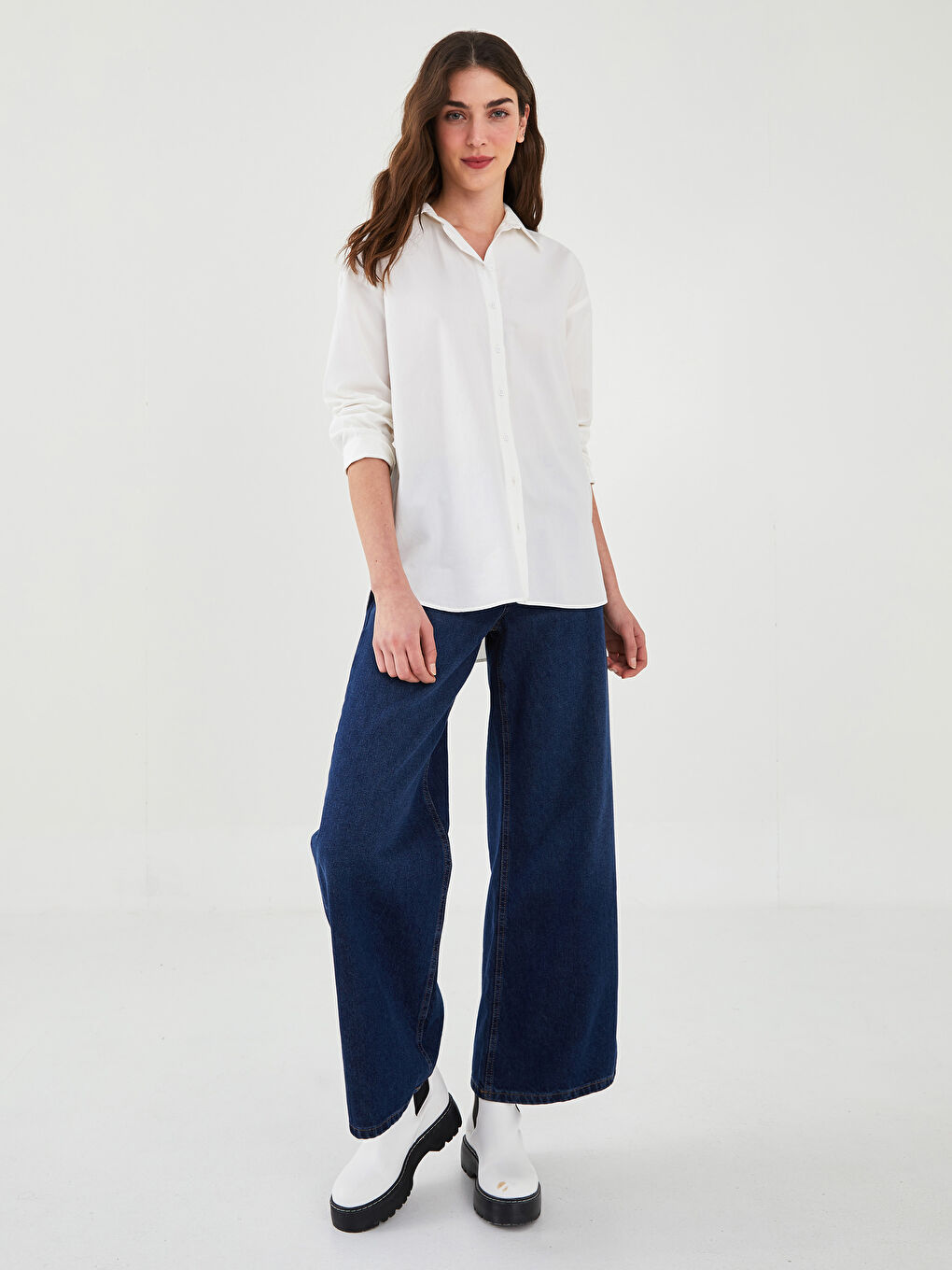 Beyaz Önden Düğme Kapamalı Düz Uzun Kollu Poplin Kadın Gömlek-2