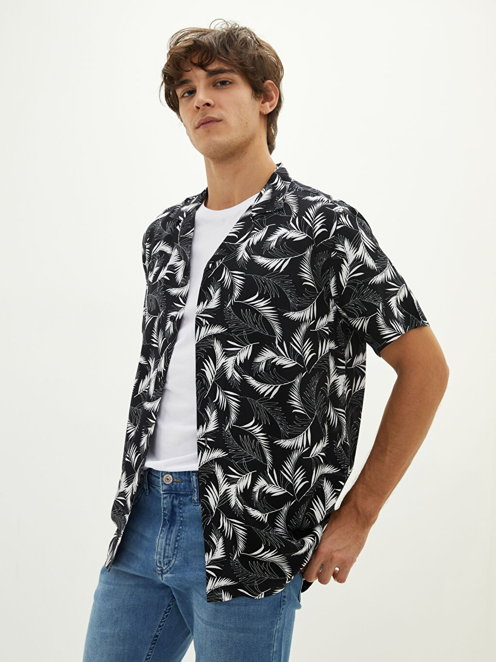 Chemise à Motifs en Viscose à Manches Courtes avec Col en Resort pour Hommes à Coupe Régulière