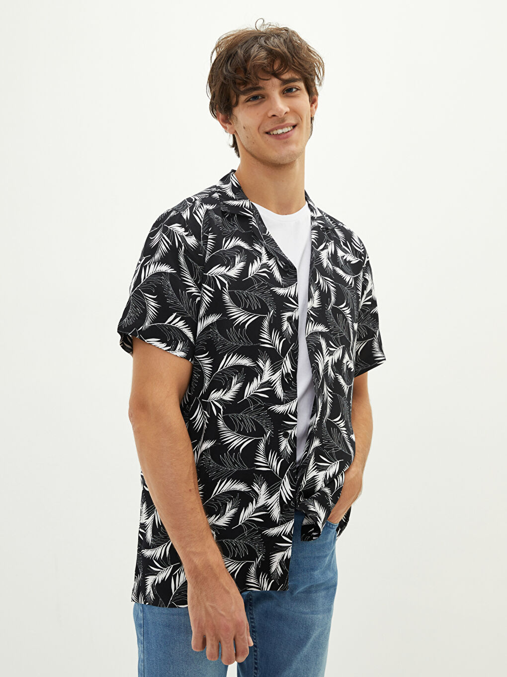 Chemise à Motifs en Viscose à Manches Courtes avec Col en Resort pour Hommes à Coupe Régulière-1