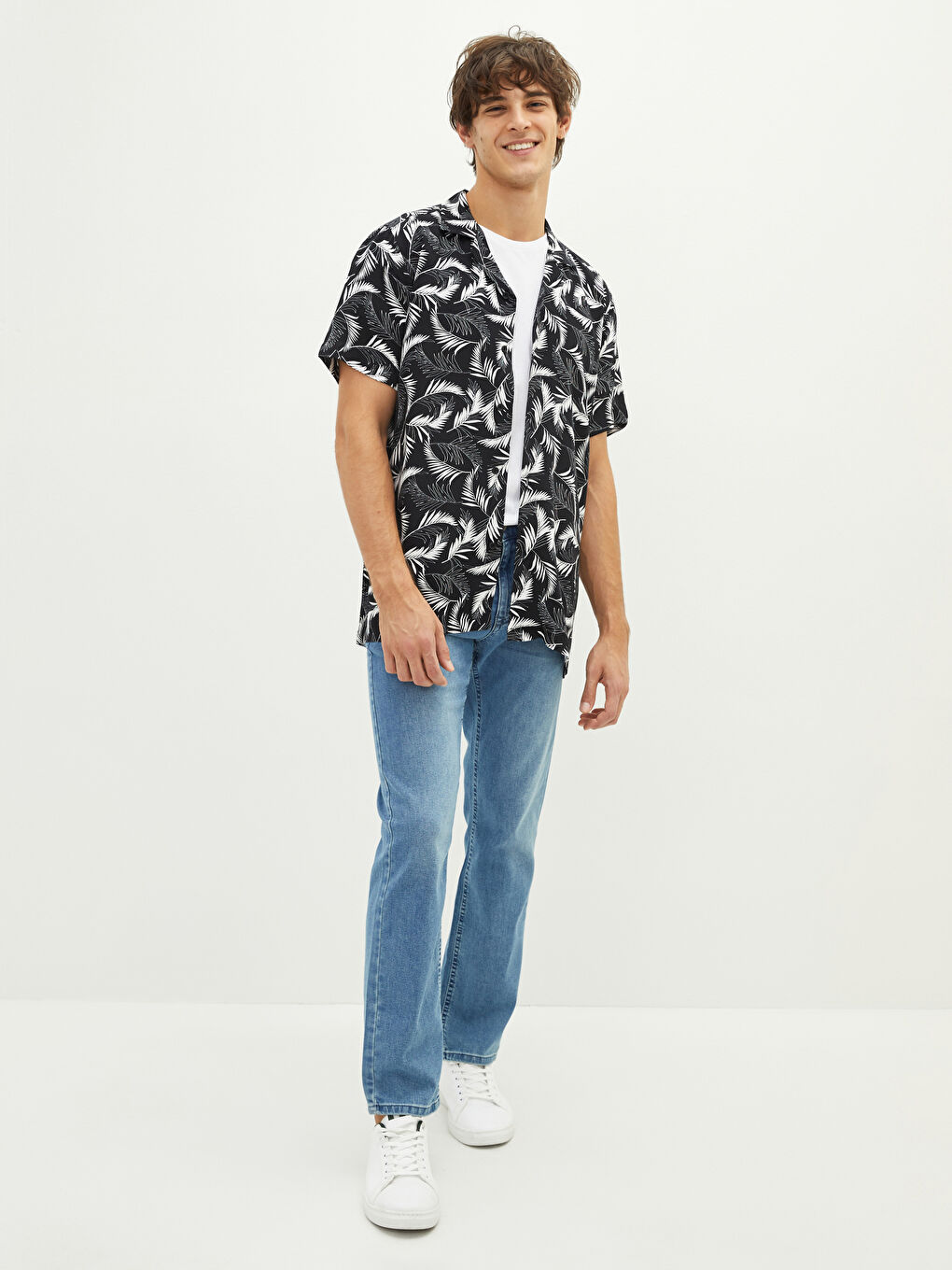 Chemise à Motifs en Viscose à Manches Courtes avec Col en Resort pour Hommes à Coupe Régulière-2