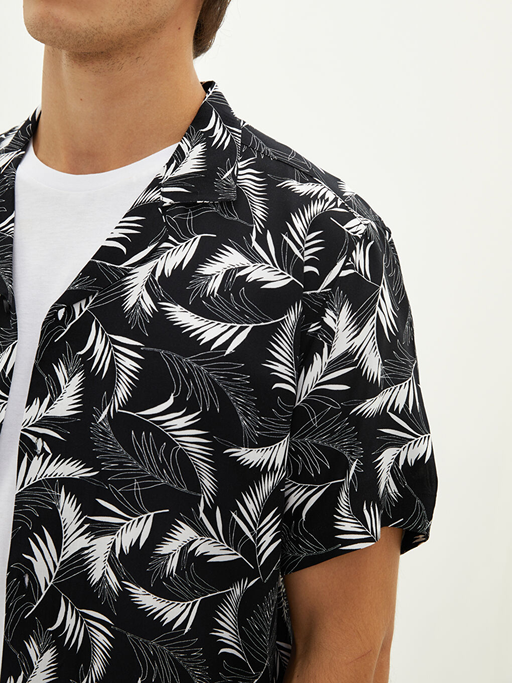 Chemise à Motifs en Viscose à Manches Courtes avec Col en Resort pour Hommes à Coupe Régulière-3