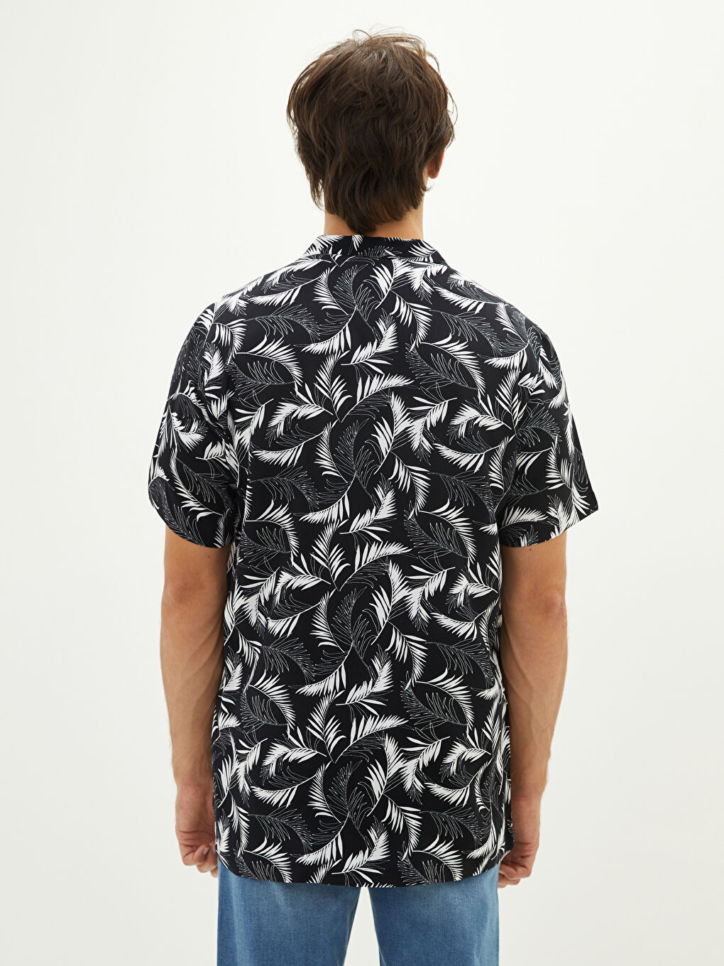 Chemise à Motifs en Viscose à Manches Courtes avec Col en Resort pour Hommes à Coupe Régulière-4