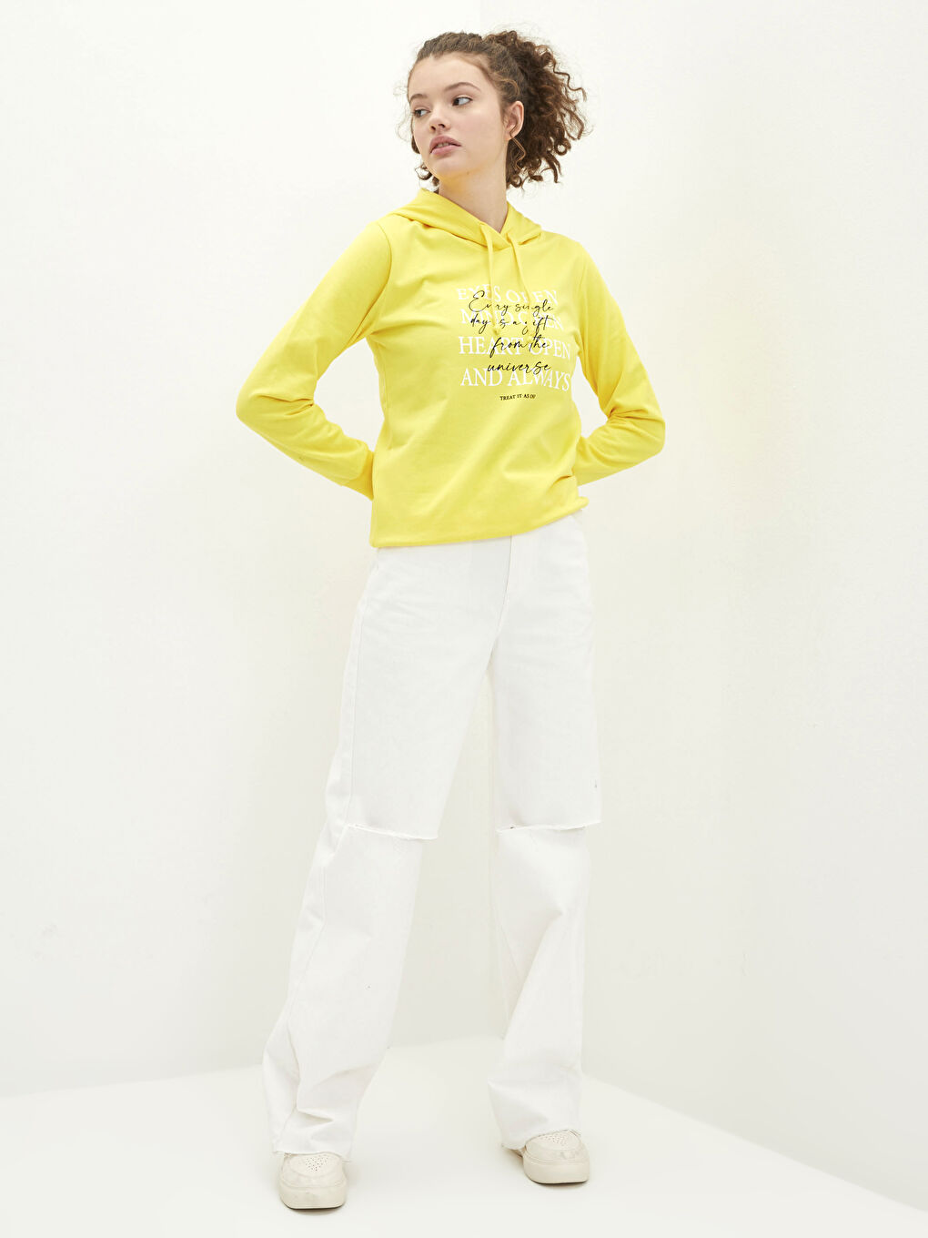 әйелдерге арналған капюшонды мәтін принтті ұзын жеңді свитшот-1