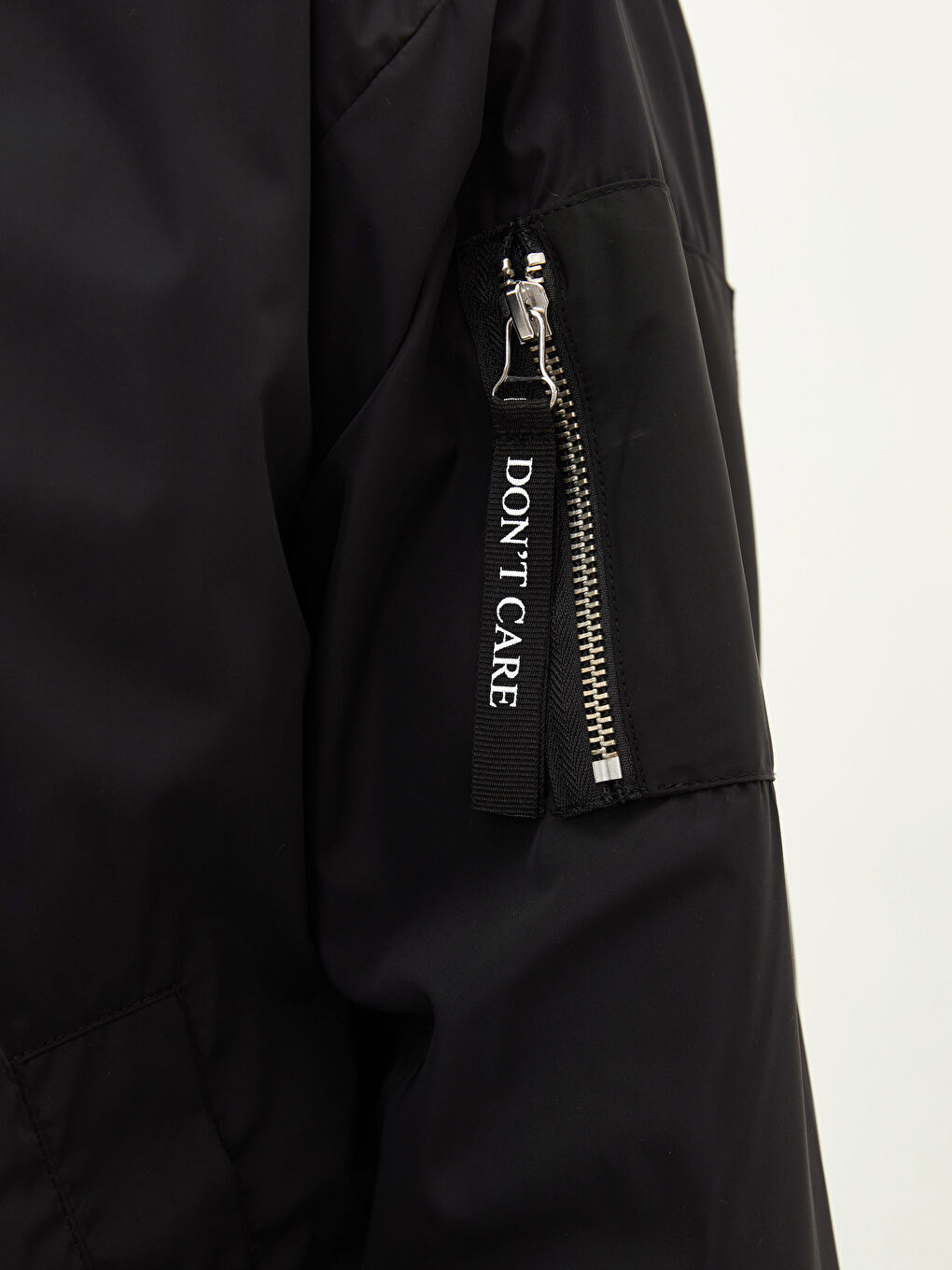 Siyah Kolej Yaka Slogan Baskılı Uzun Kollu Kadın Şişme Mont-4