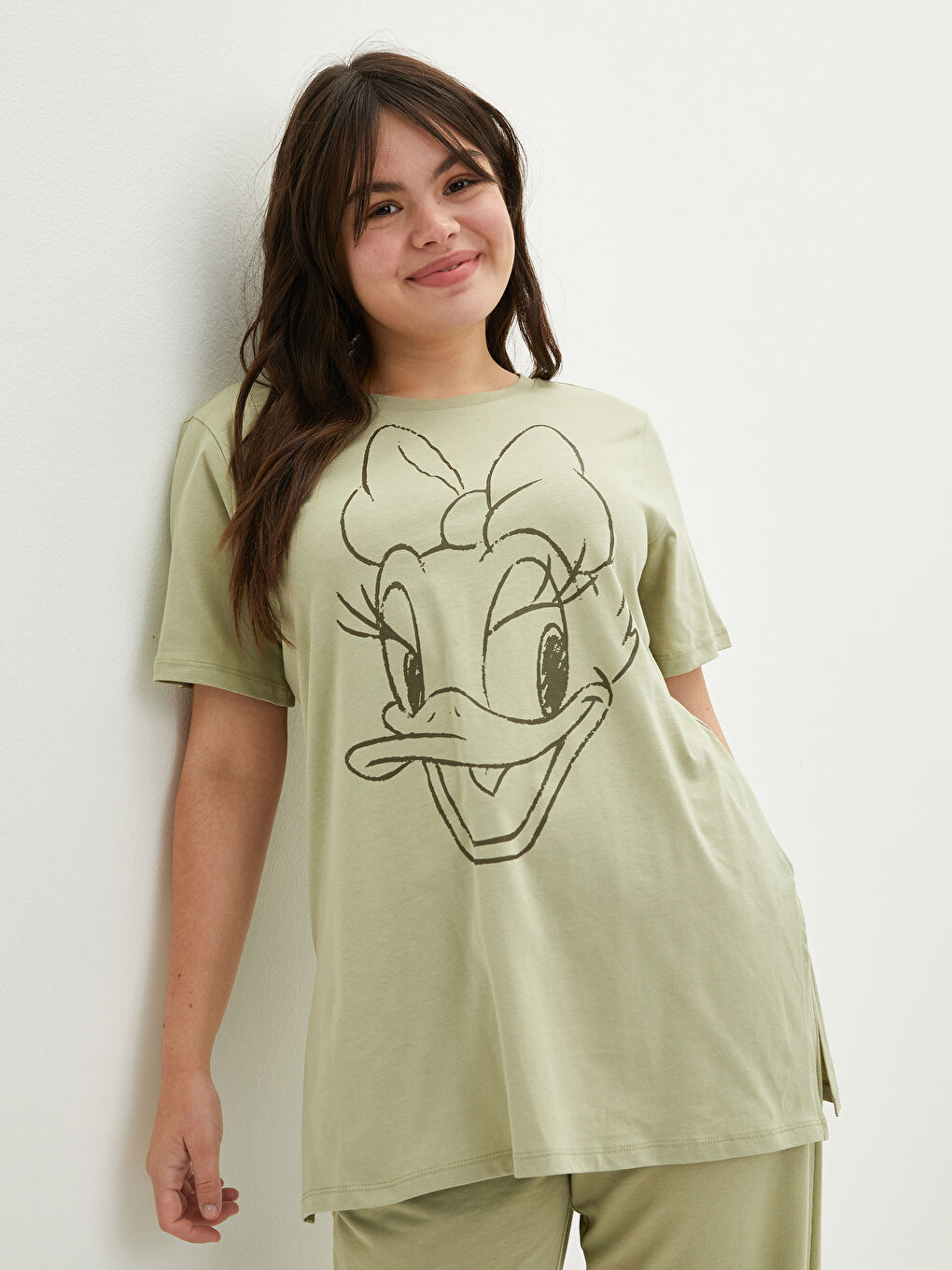 Yeşil Büyük Beden Bisiklet Yaka Daisy Duck Baskılı Kısa Kollu Pamuklu Kadın Tişört