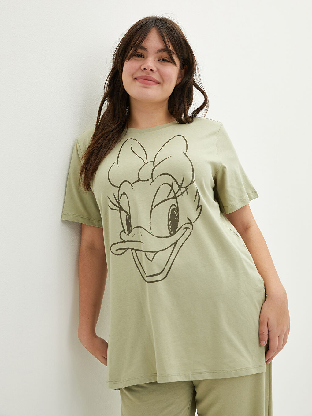 Yeşil Büyük Beden Bisiklet Yaka Daisy Duck Baskılı Kısa Kollu Pamuklu Kadın Tişört-1