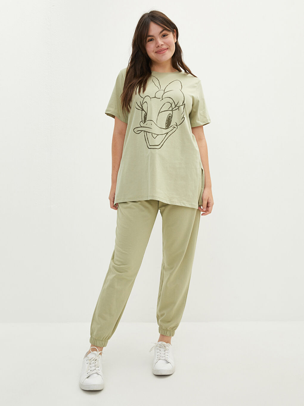 Yeşil Büyük Beden Bisiklet Yaka Daisy Duck Baskılı Kısa Kollu Pamuklu Kadın Tişört-2