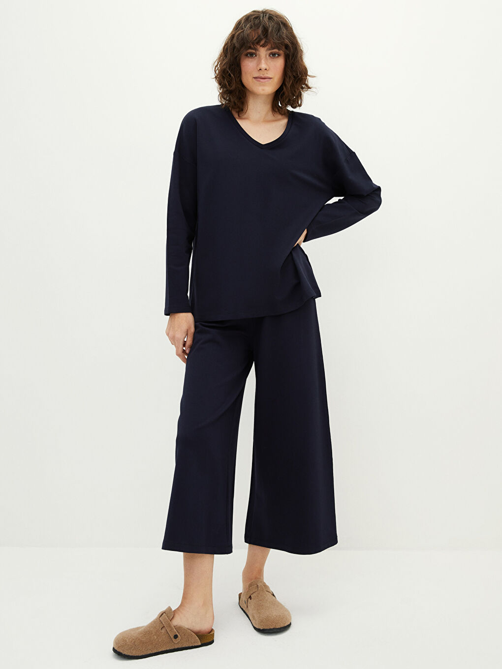 قميص بيجاما للسيدات بأكمام طويلة سادة وفتحة رقبة على شكل حرف V-2