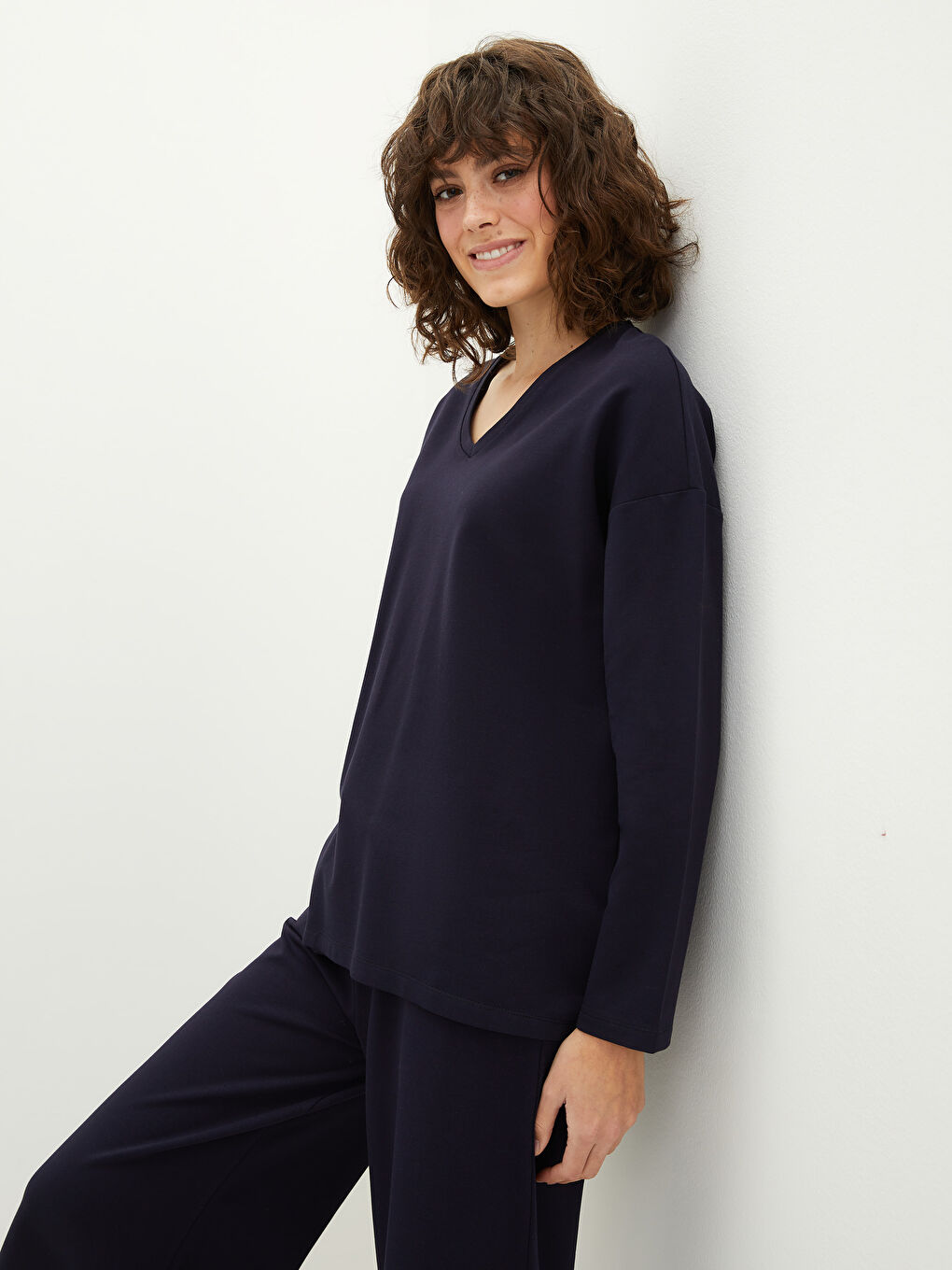 قميص بيجاما للسيدات بأكمام طويلة سادة وفتحة رقبة على شكل حرف V-1