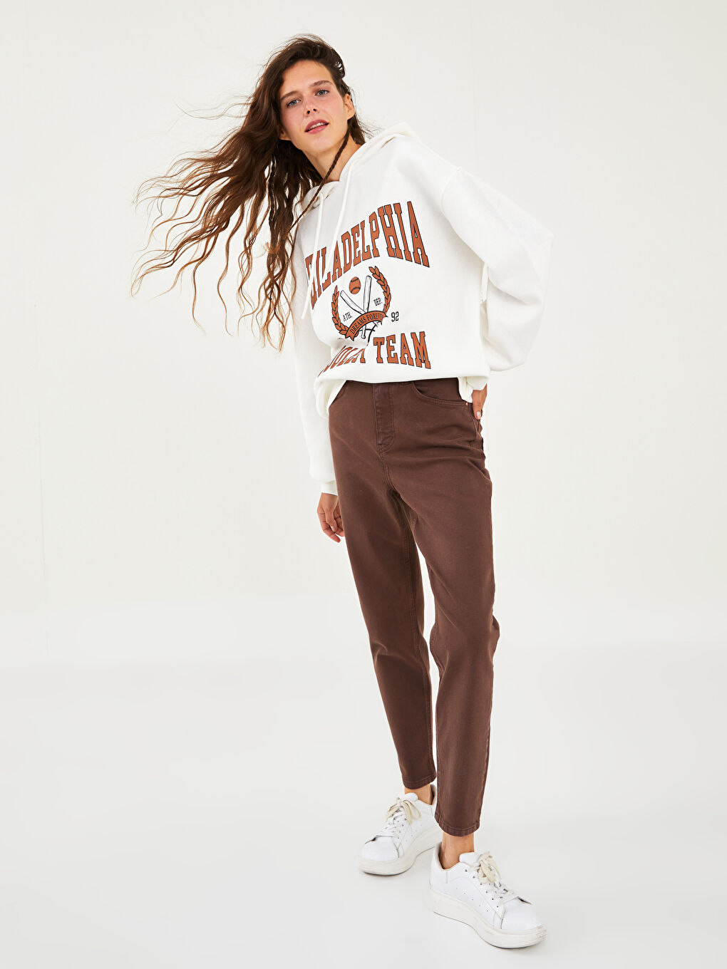 Jean Standard Ajusté avec Détails de Poche pour Femmes