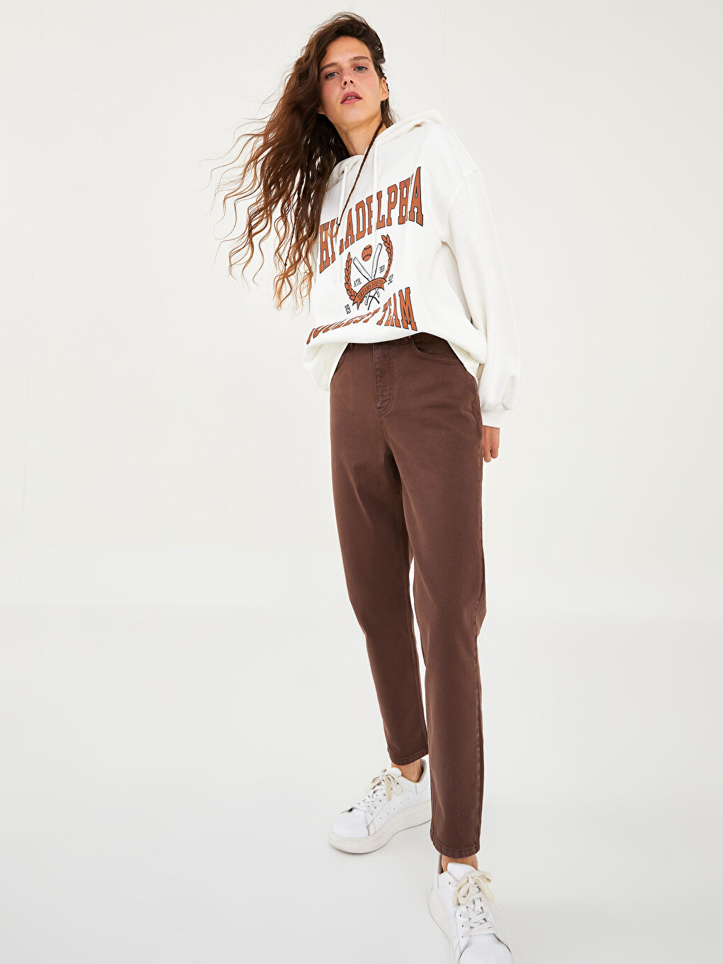 Jean Standard Ajusté avec Détails de Poche pour Femmes-2