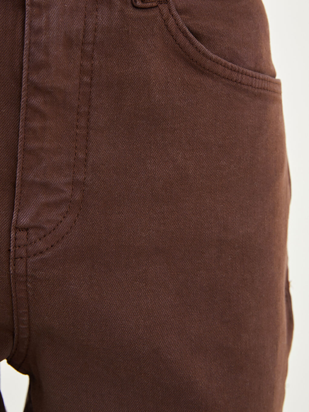 Jean Standard Ajusté avec Détails de Poche pour Femmes-3