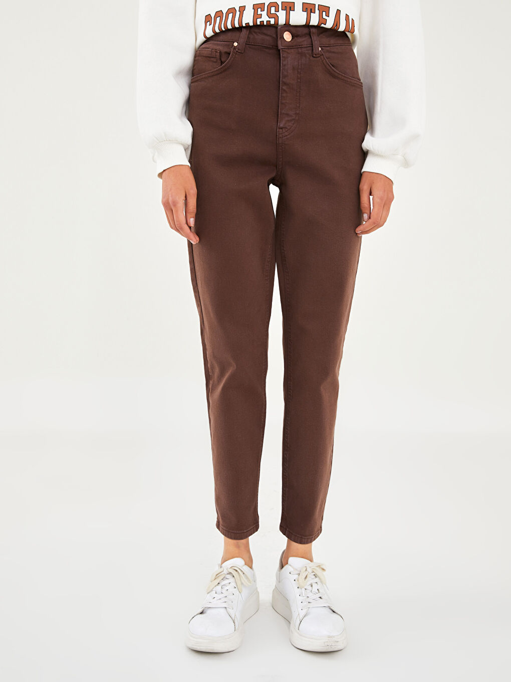 Jean Standard Ajusté avec Détails de Poche pour Femmes-4