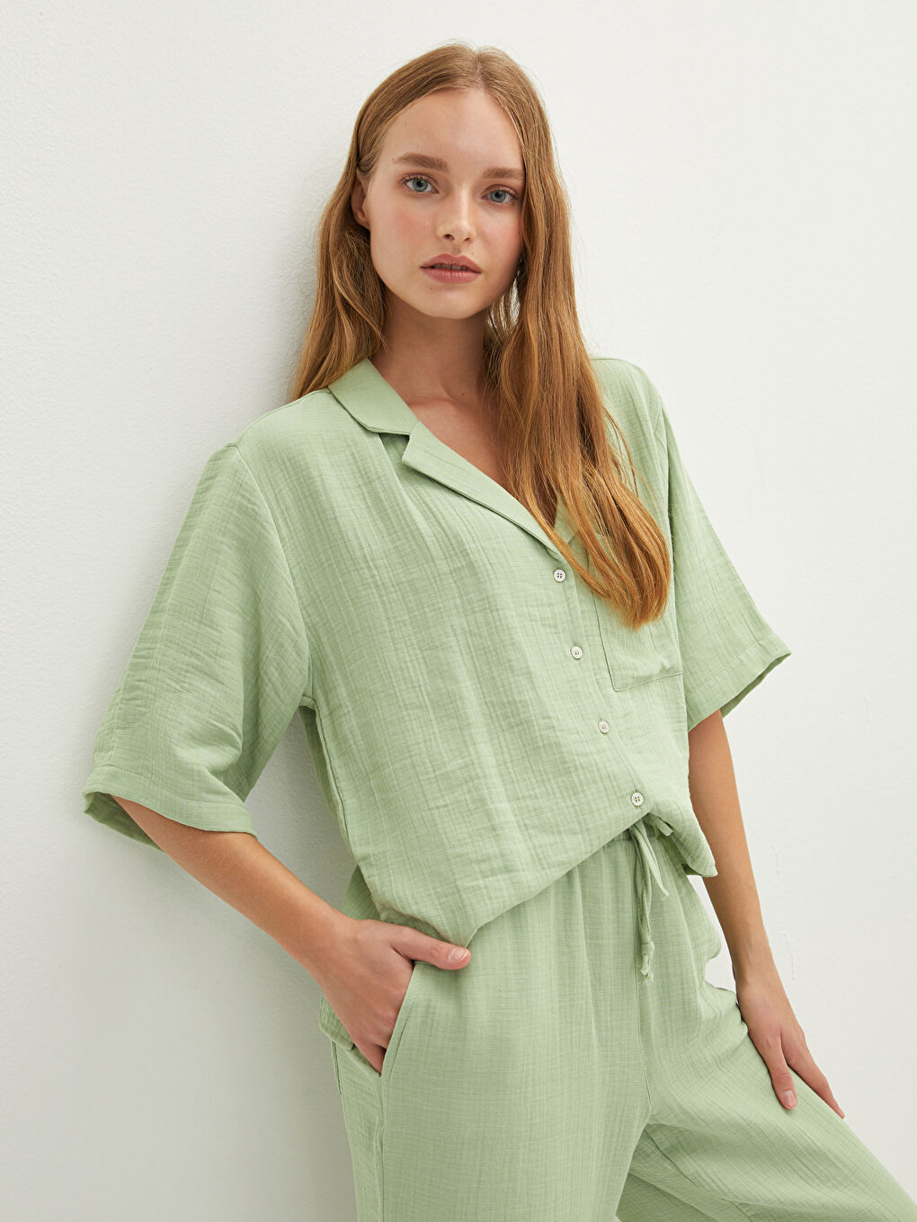 Yeşil Önden Düğme Kapamalı Düz Cep Detaylı Kısa Kollu Kadın Gömlek