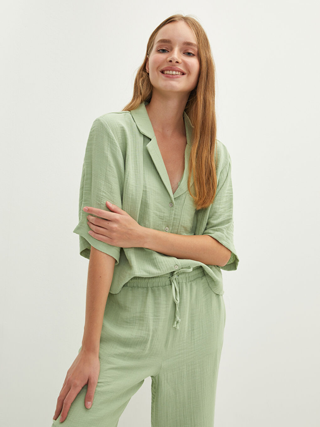 Yeşil Önden Düğme Kapamalı Düz Cep Detaylı Kısa Kollu Kadın Gömlek-1