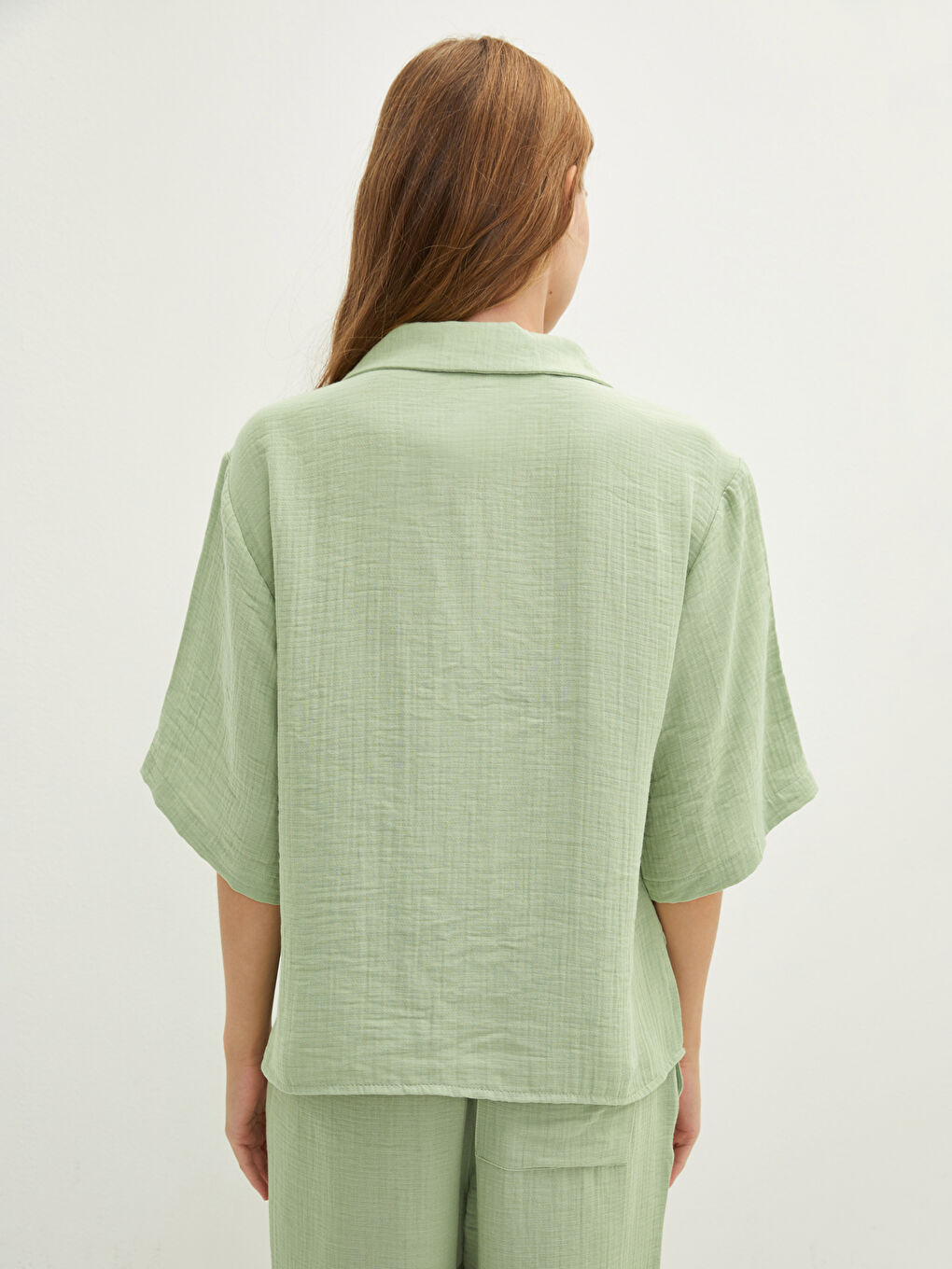 Yeşil Önden Düğme Kapamalı Düz Cep Detaylı Kısa Kollu Kadın Gömlek-4