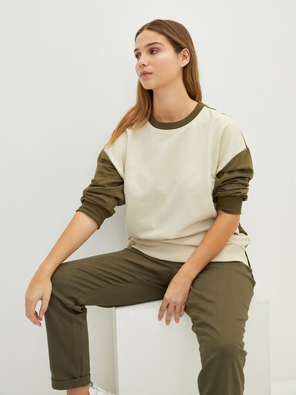 Large Size Crew Neck Color Block Long Sleeve Women's Sweatshirt