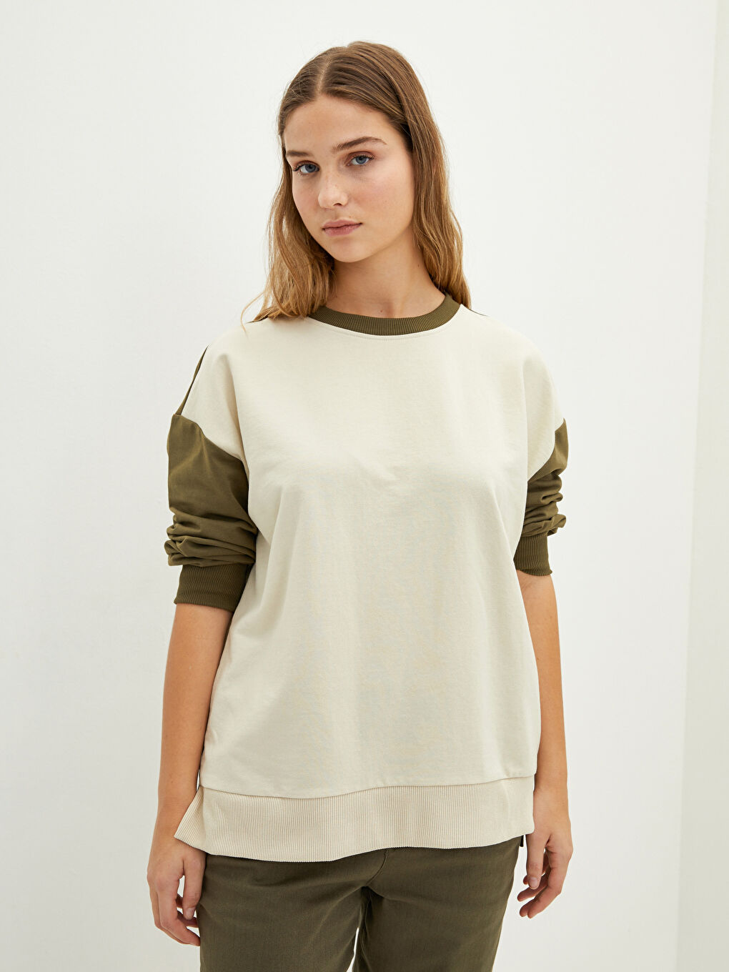 Large Size Crew Neck Color Block Long Sleeve Women's Sweatshirt-1