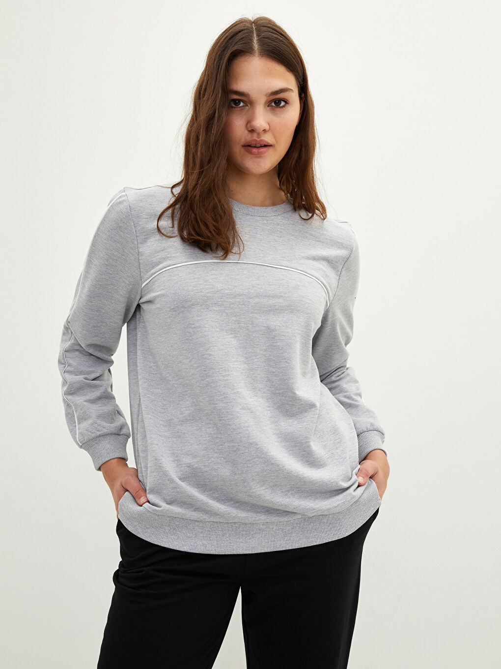 سويت شيرت واسع ياقة دائرية بتفاصيل مخططة كم طويل للسيدات-1