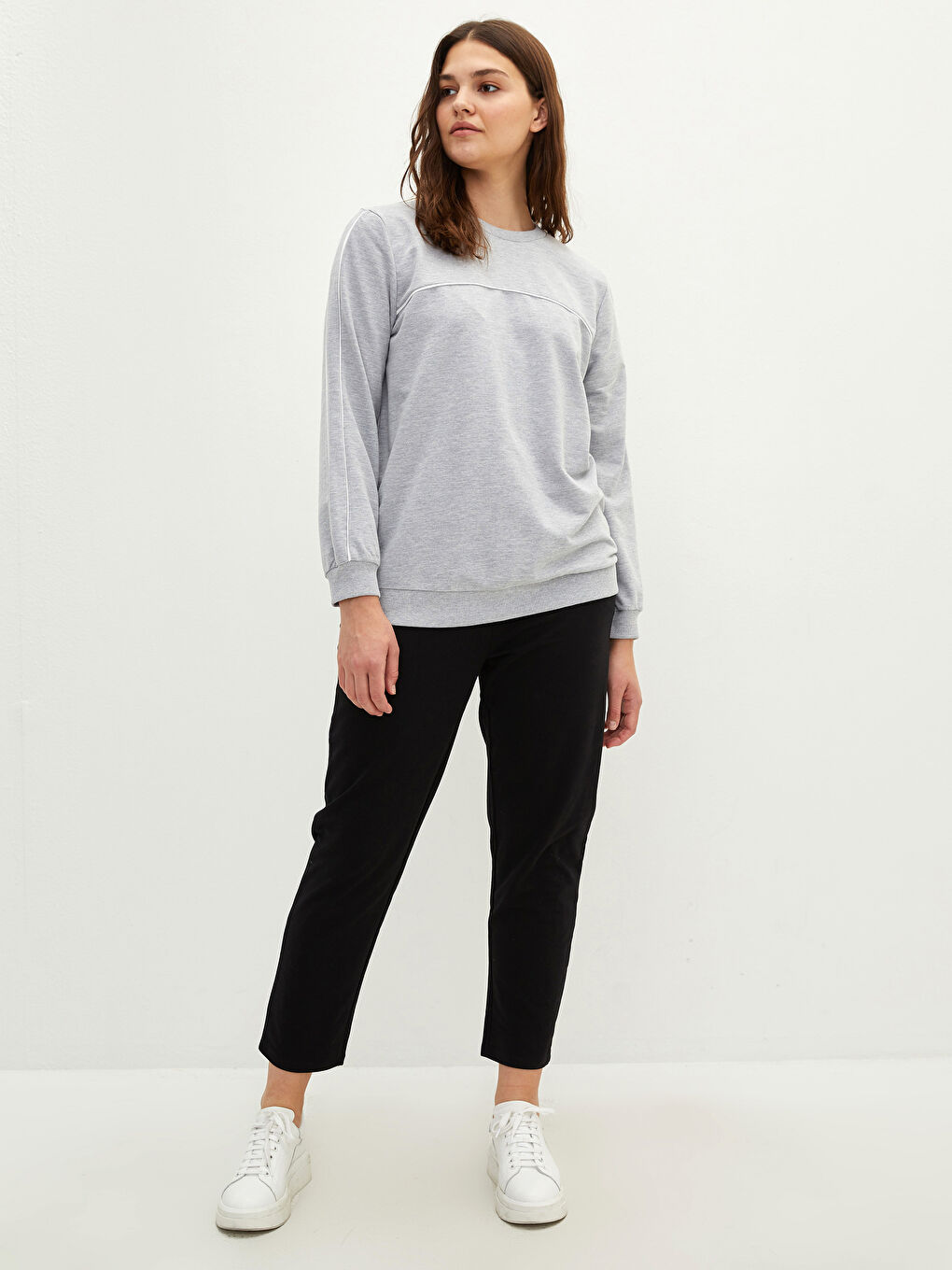 سويت شيرت واسع ياقة دائرية بتفاصيل مخططة كم طويل للسيدات-3