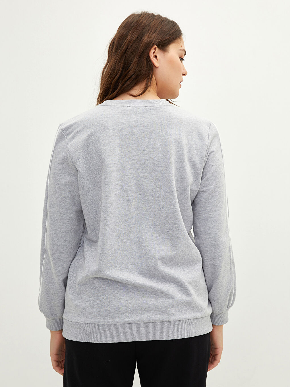 سويت شيرت واسع ياقة دائرية بتفاصيل مخططة كم طويل للسيدات-4