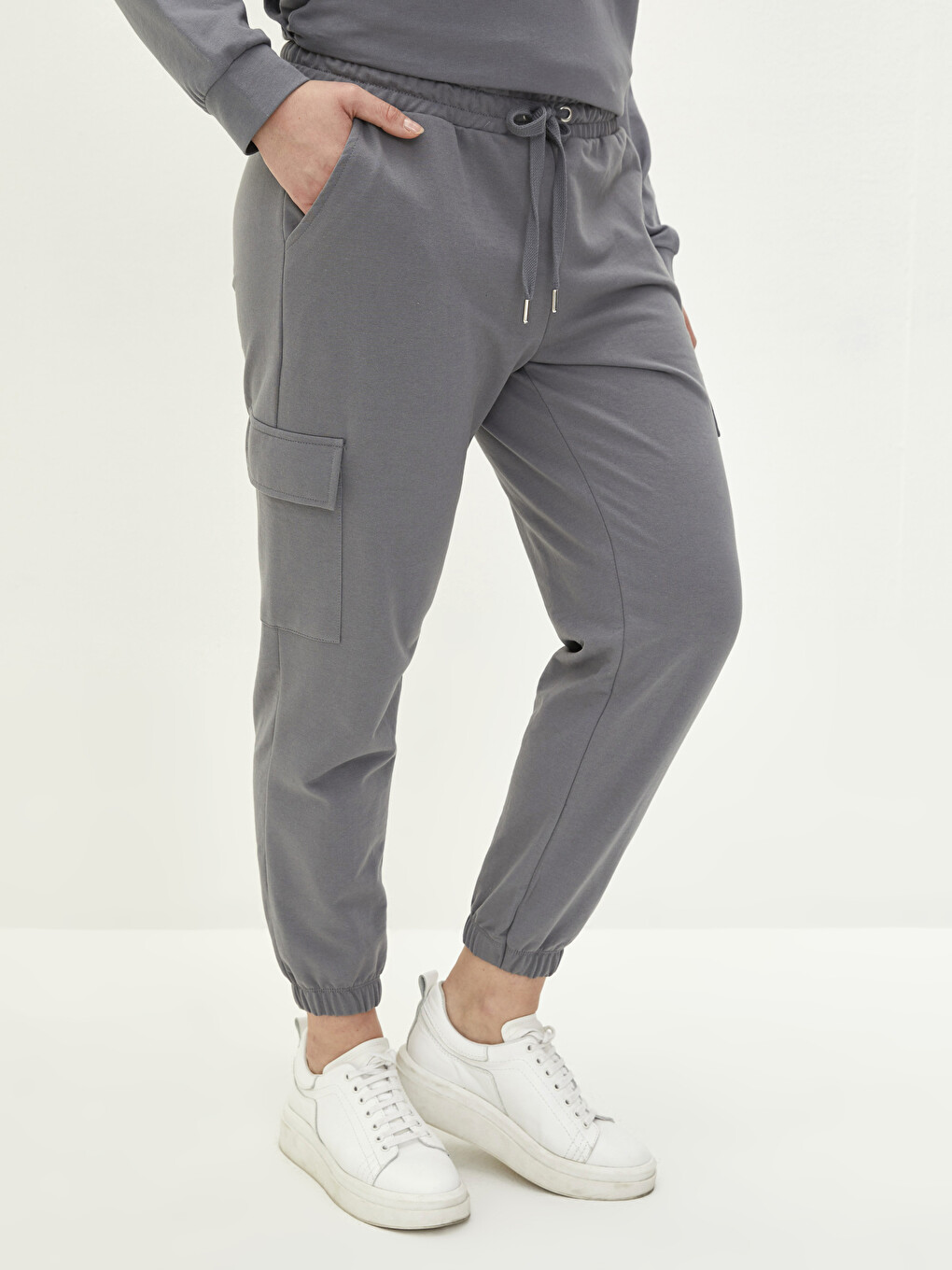 Plus Size Women's Elastic Waist Flat Pocket Detailed Jogger Sweatpants-2