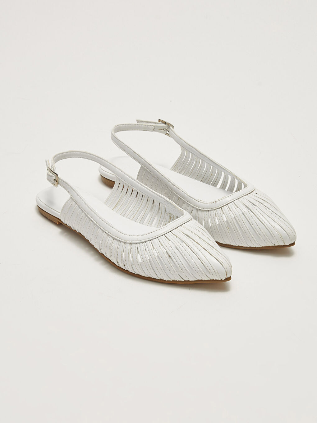 Beyaz Toka Detaylı Sivri Burunlu Kadın Babet