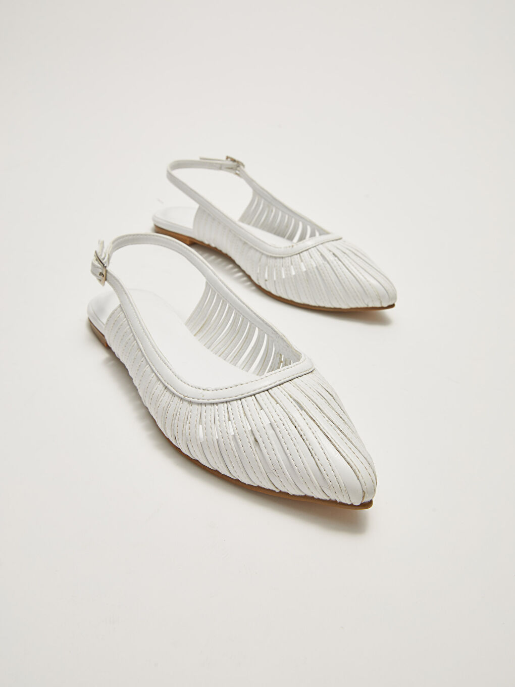 Beyaz Toka Detaylı Sivri Burunlu Kadın Babet-2