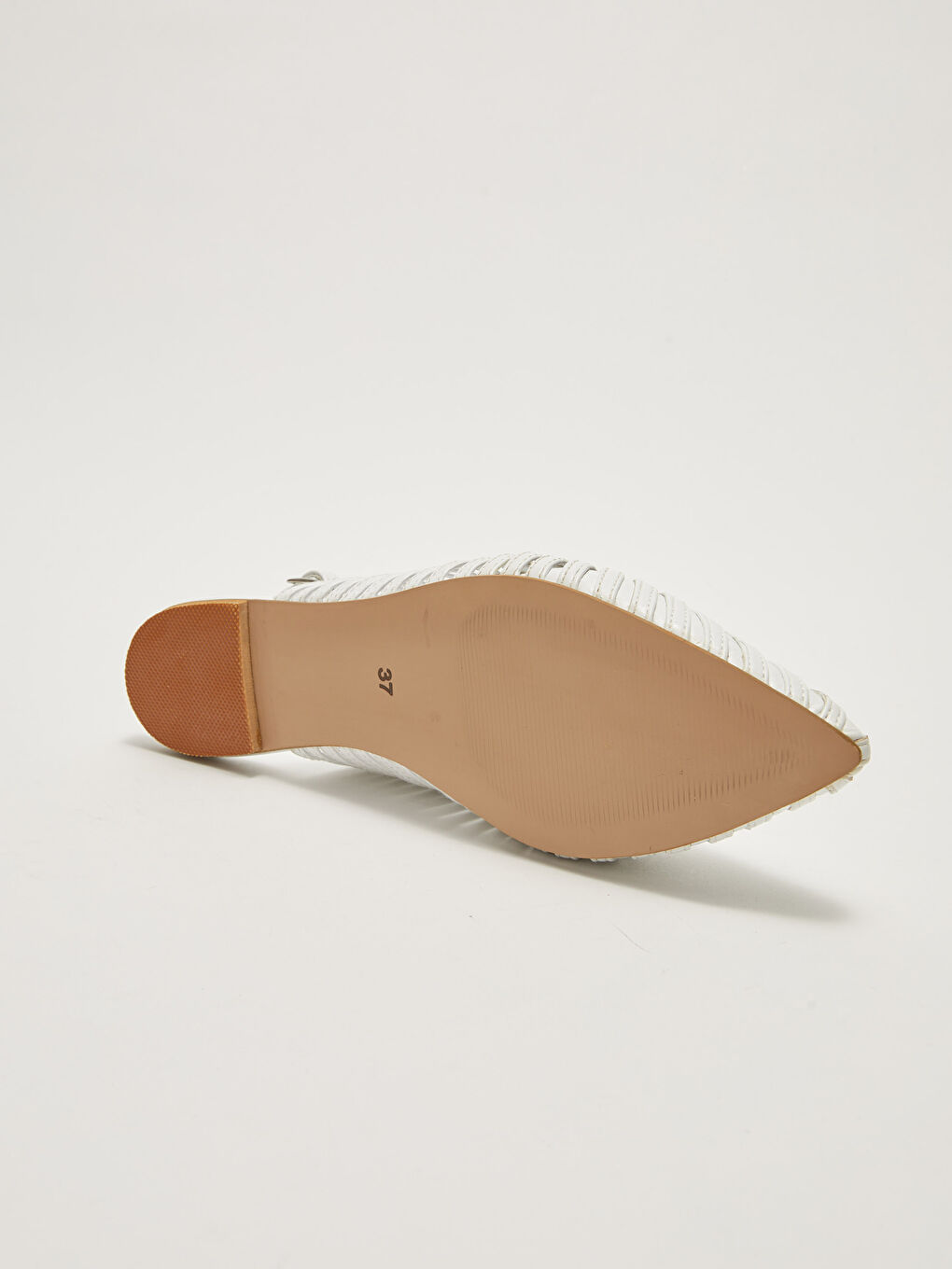 Beyaz Toka Detaylı Sivri Burunlu Kadın Babet-3