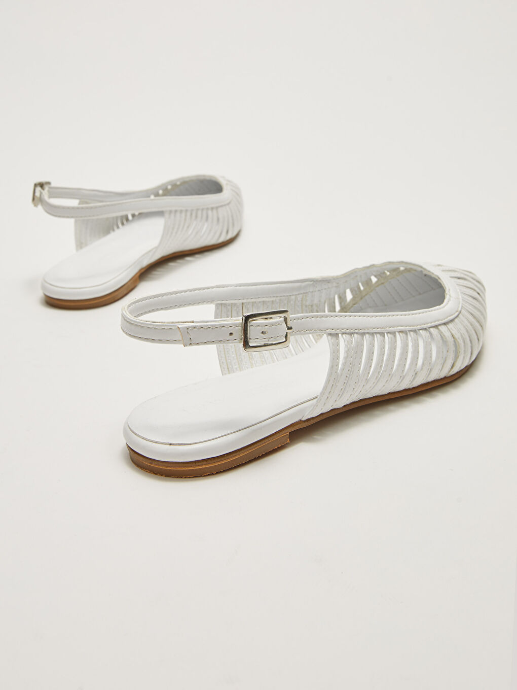 Beyaz Toka Detaylı Sivri Burunlu Kadın Babet-4