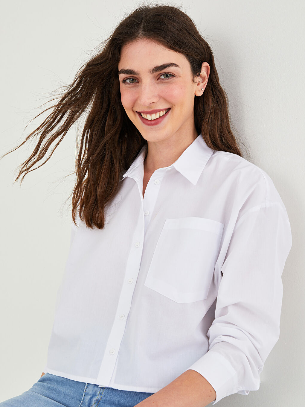 Beyaz Önden Düğme Kapamalı Cep Detaylı Uzun Kollu Kadın Gömlek