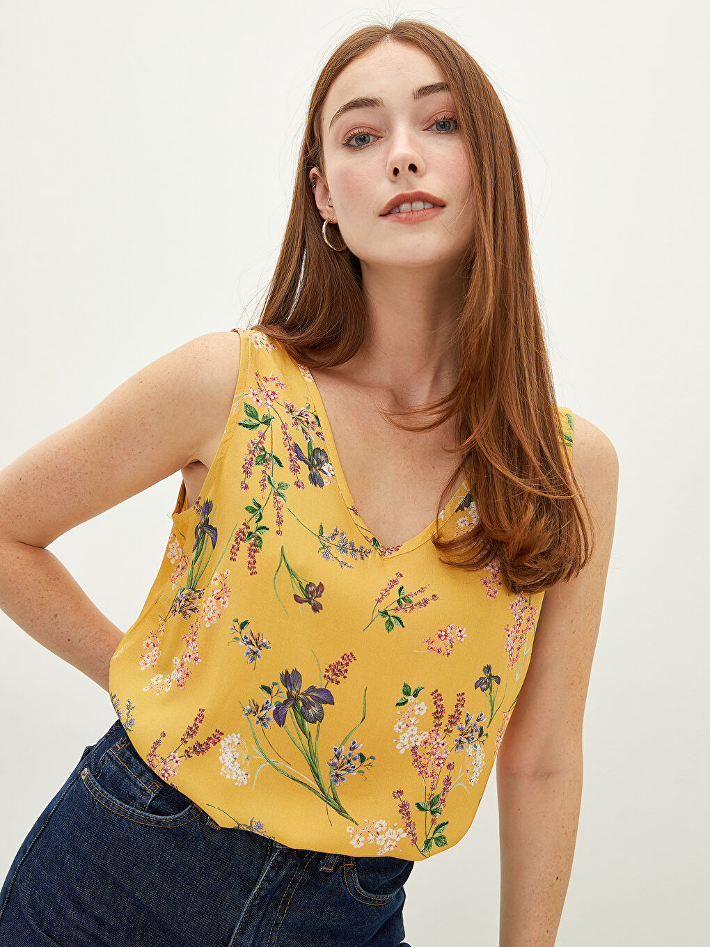 Sarı V Yaka Çiçekli Kolsuz Viskon Kadın Bluz