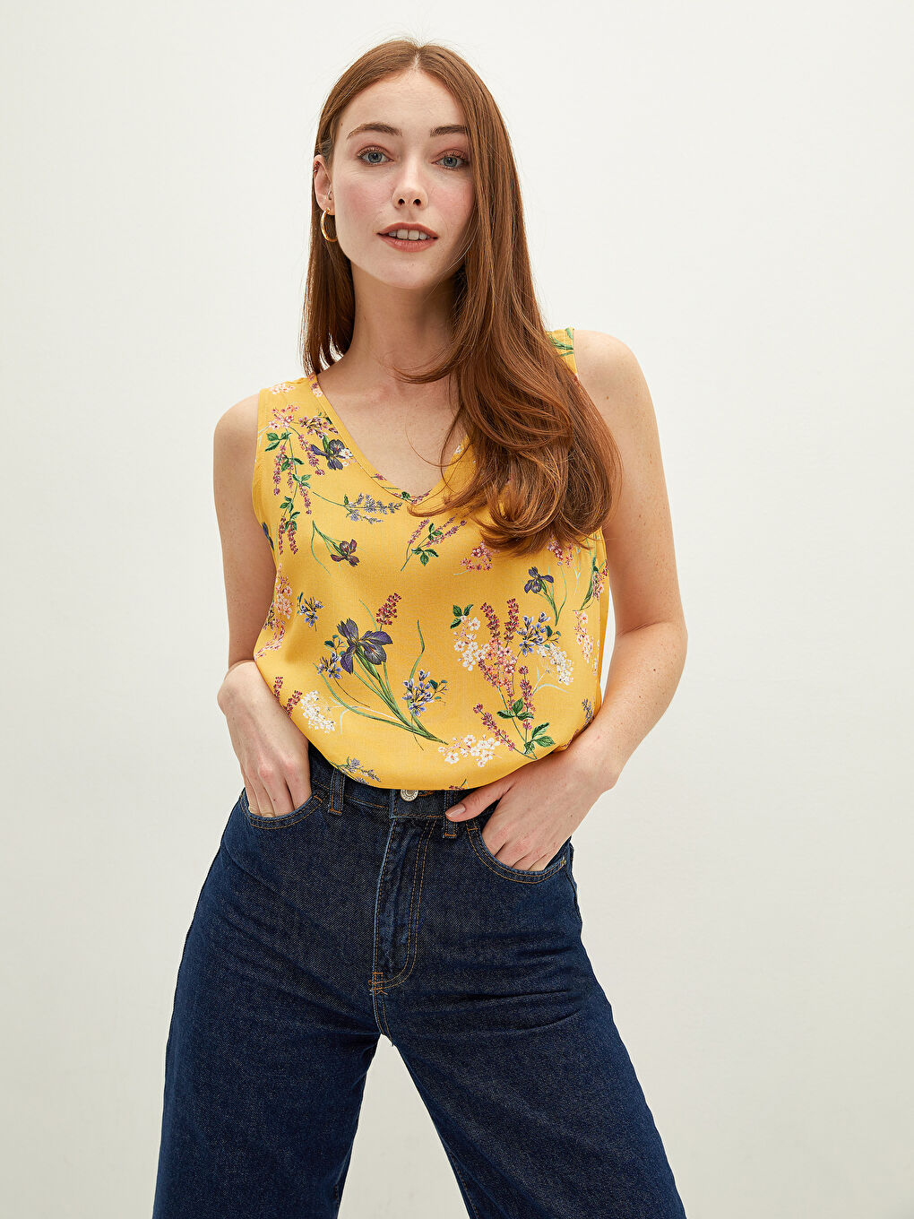 Sarı V Yaka Çiçekli Kolsuz Viskon Kadın Bluz-1
