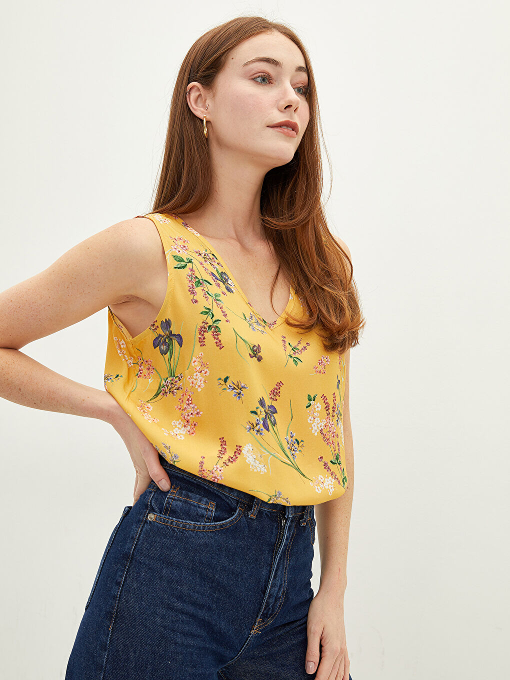 Sarı V Yaka Çiçekli Kolsuz Viskon Kadın Bluz-2