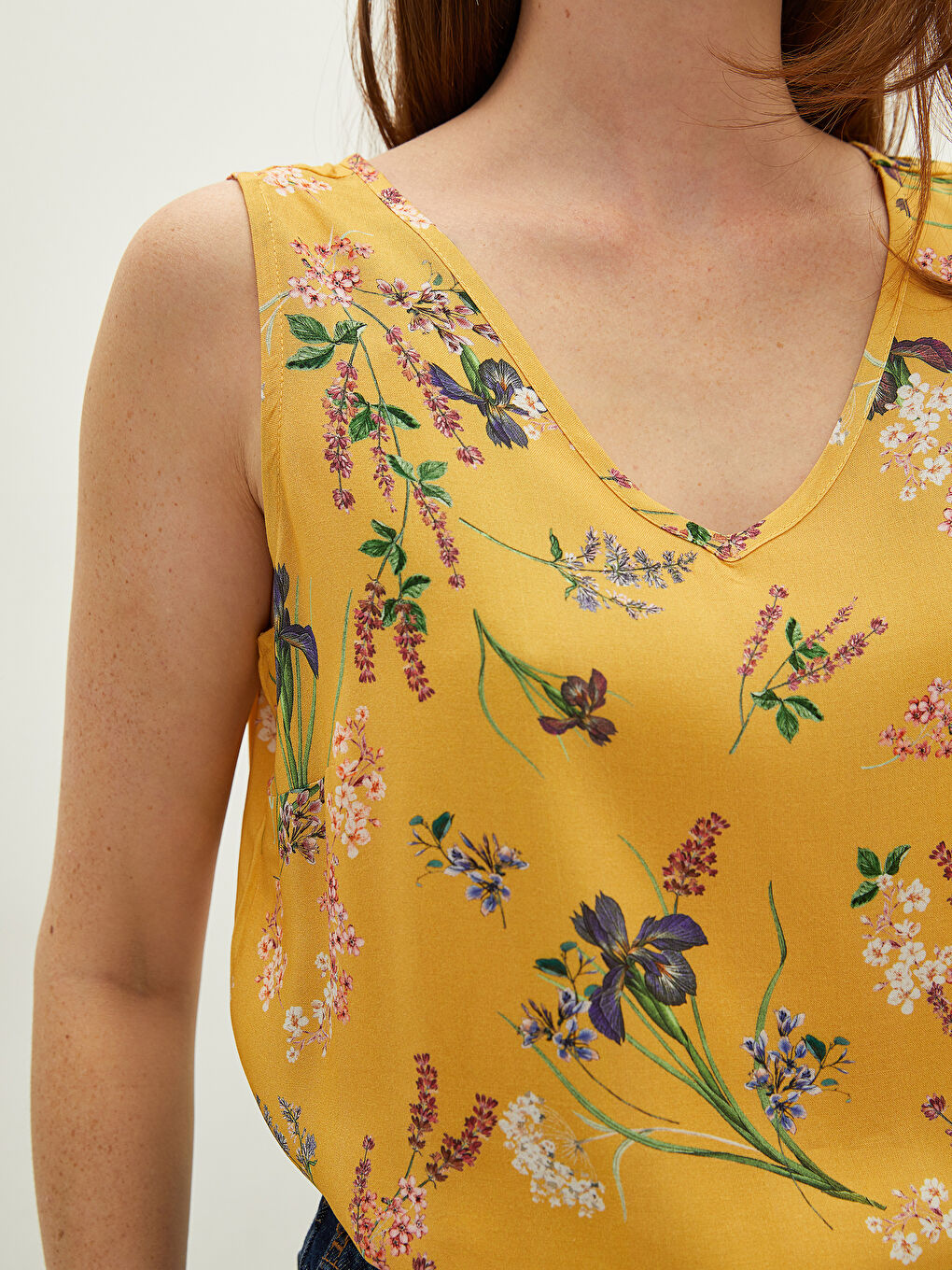 Sarı V Yaka Çiçekli Kolsuz Viskon Kadın Bluz-3